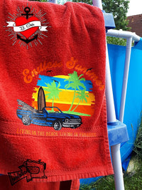Rotes Handtuch mit dem Aufdruck "Endless Summer" und einer Retro-Autodesign, erstellt durch die Plotterdatei "Beach" von Easy-Sticks.