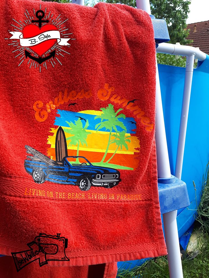 Rotes Handtuch mit dem Aufdruck "Endless Summer" und einer Retro-Autodesign, erstellt durch die Plotterdatei "Beach" von Easy-Sticks.