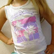 Kreatives Design eines T-Shirts mit dem Aufdruck "Paradise Beach" von Easy-Sticks, ideal für Strand und Sommeraktivitäten. Perfekt für DIY-Projekte mit der Plotterdatei "Beach".