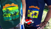 Zwei Kinder in T-Shirts mit dem Aufdruck "Paradise Beach Great Escape", entworfen mit der Plotterdatei "Beach" von Easy-Sticks, perfekt für individuelle Sommermode.
