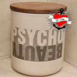 Elegante Aufbewahrung mit einem weißen Behälter und Holzdeckel, verziert mit dem Design 'PSYCHO BEAUTY' von easy-sticks, ideal für jedes kreative Projekt.
