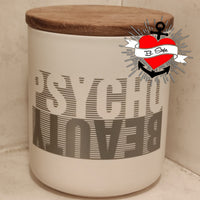 Elegante Aufbewahrung mit einem weißen Behälter und Holzdeckel, verziert mit dem Design 'PSYCHO BEAUTY' von easy-sticks, ideal für jedes kreative Projekt.