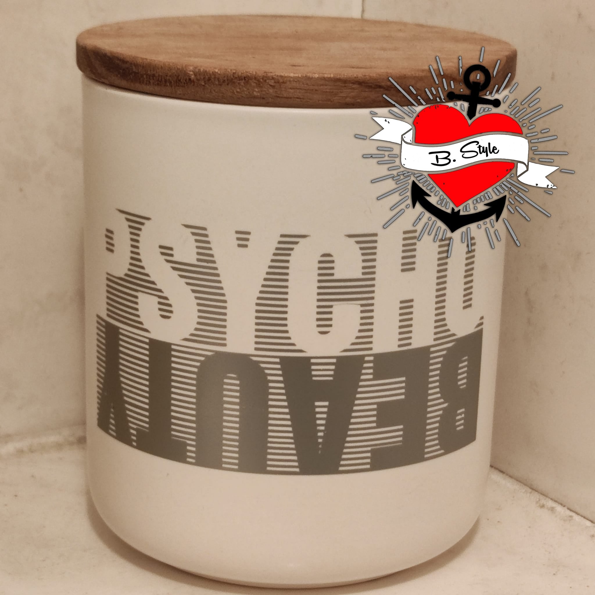 Elegante Aufbewahrung mit einem weißen Behälter und Holzdeckel, verziert mit dem Design 'PSYCHO BEAUTY' von easy-sticks, ideal für jedes kreative Projekt.