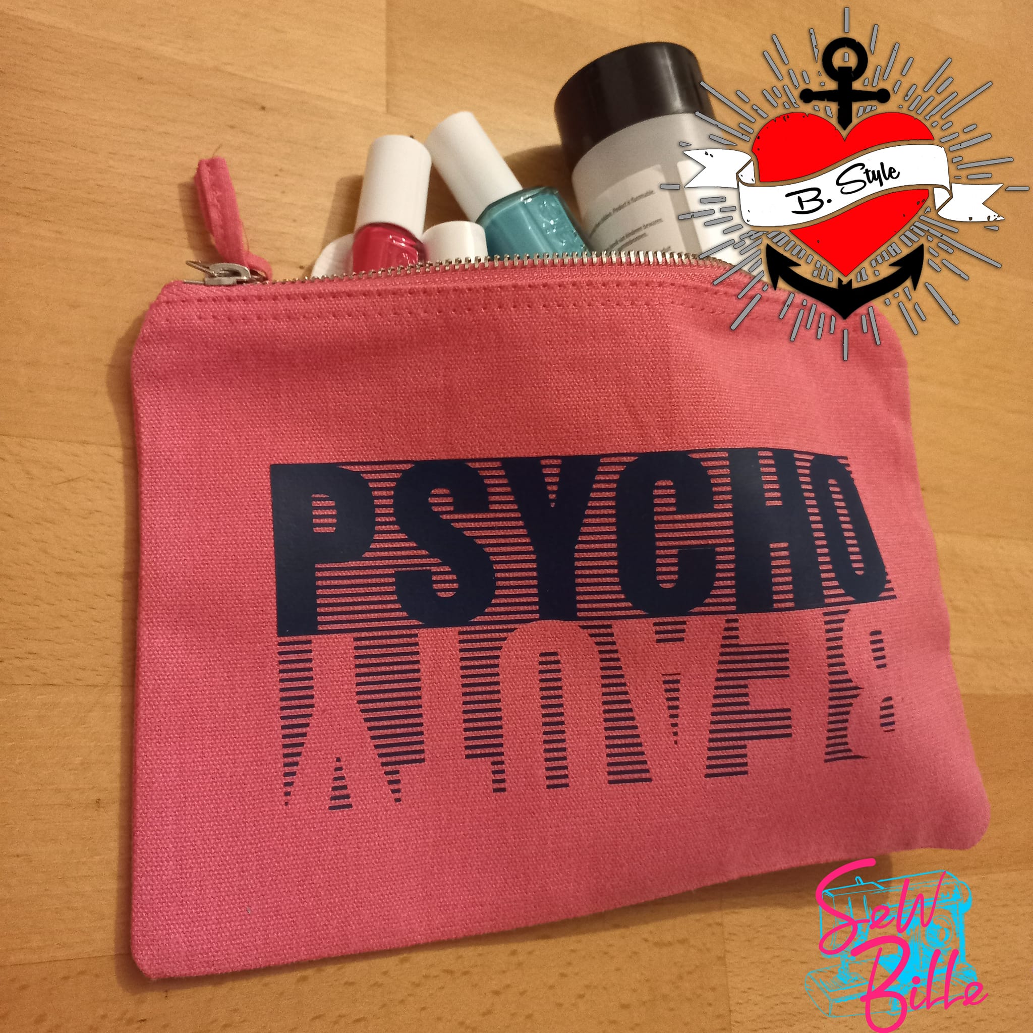 Stylische, rosa Kosmetiktasche mit dem Schriftzug 'PSYCHO BEAUTY' von easy-sticks, ideal für kreative Organisation und DIY-Projekte.