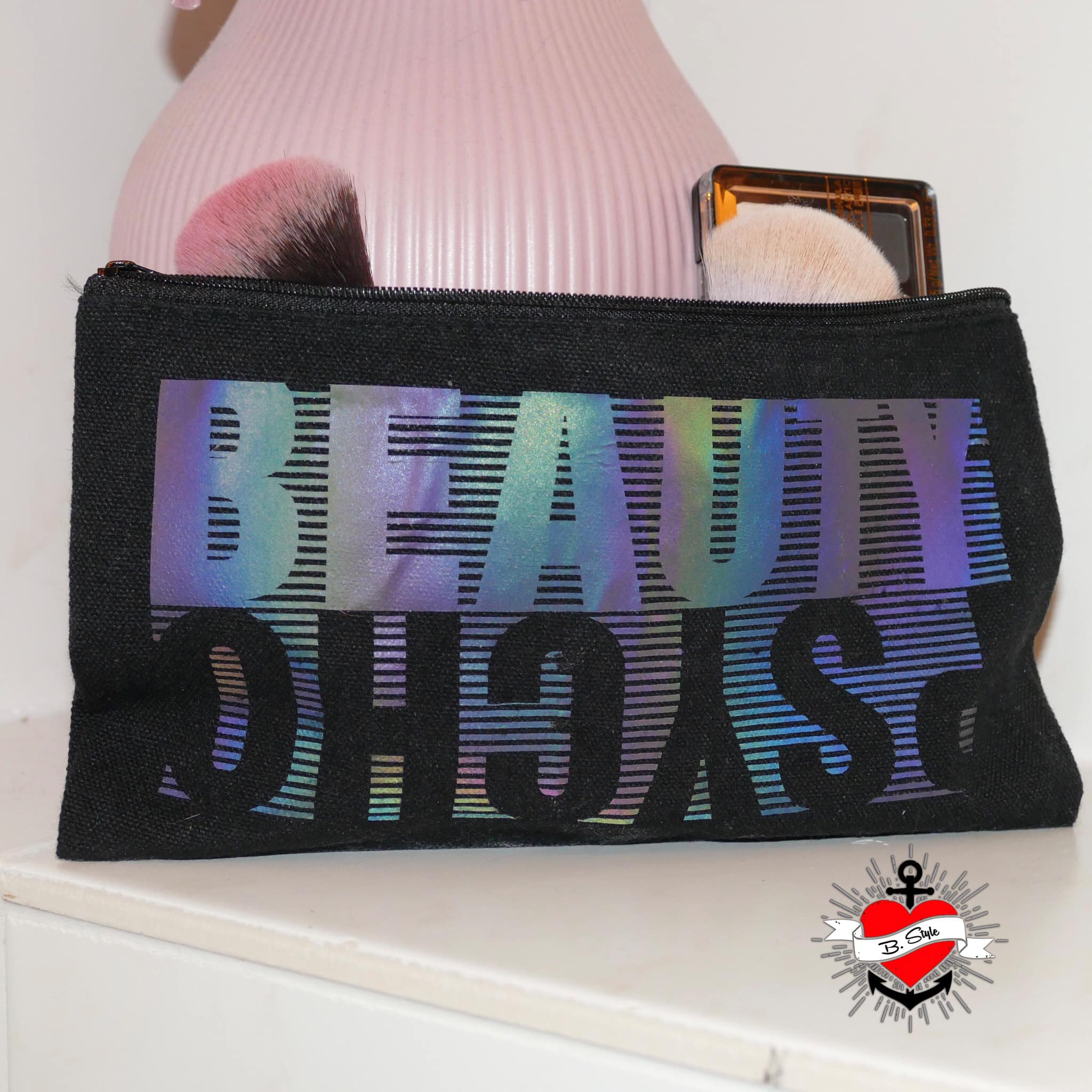 Stylische Kosmetiktasche mit dem Aufdruck 'Beauty and Psycho' von easy-sticks, ideal für die Aufbewahrung von Make-up und Beauty-Utensilien.