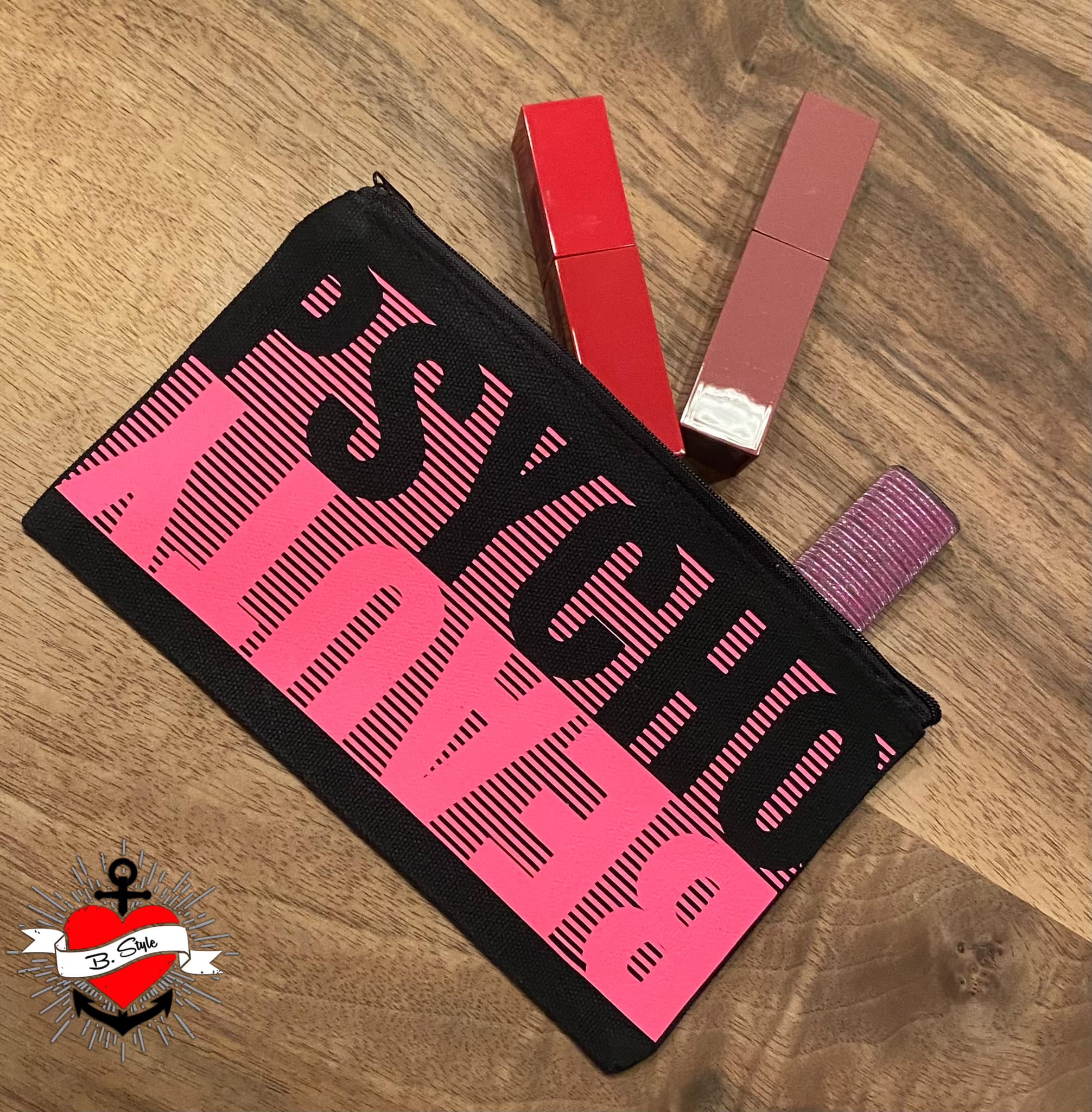 Modische schwarze Kosmetiktasche, die die Aufschrift 'PSYCHO BEAUTY' in kräftigen Buchstaben von easy-sticks zeigt, perfekt für Beauty-Liebhaber.