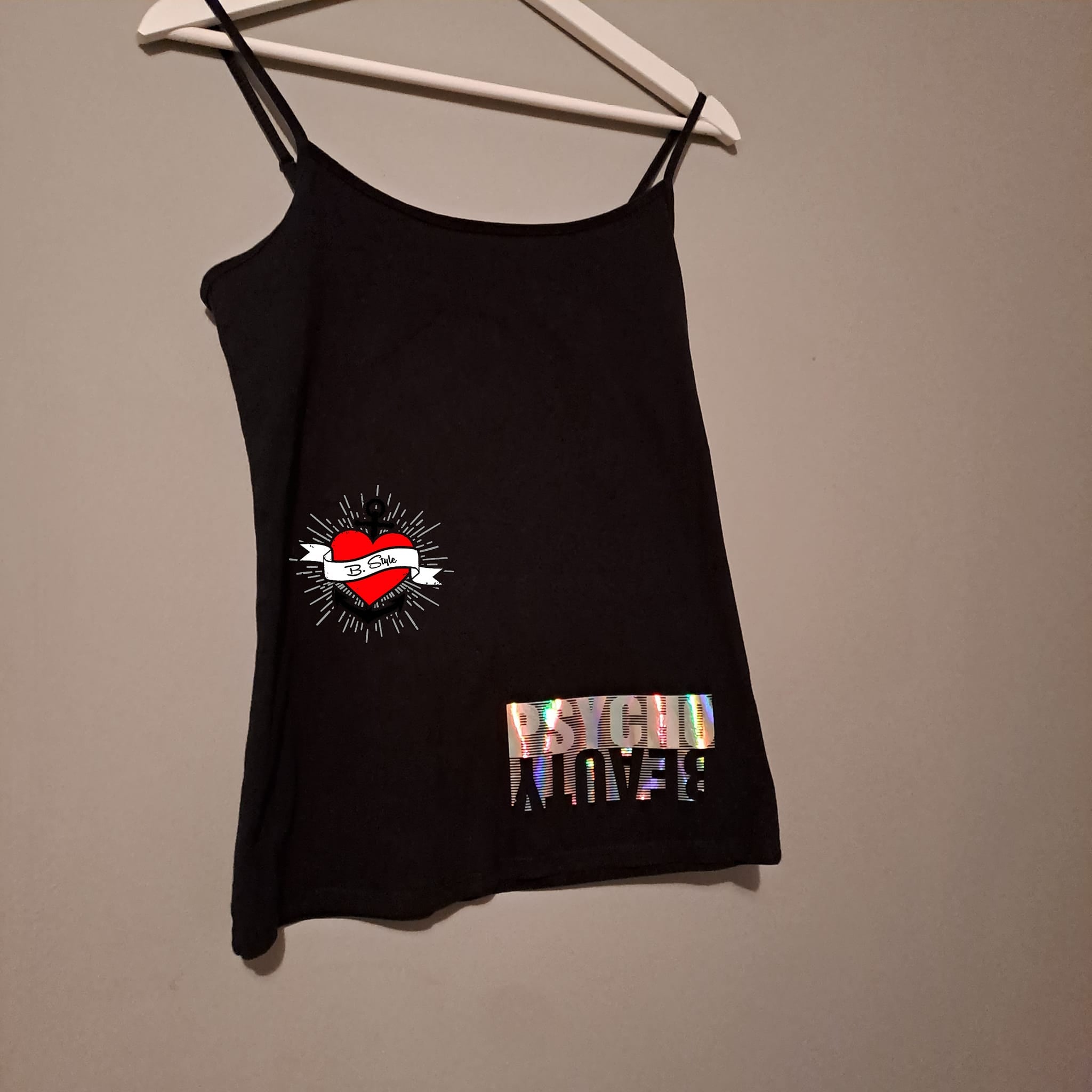 Schwarzes Top mit stylishem, holographischen Aufdruck 'PSYCHO BEAUTY' von easy-sticks, perfekt für modebewusste DIY-Anhänger.