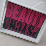 Kreatives Design des Schriftzugs 'BEAUTY PSYCHO' in einem modernen und grafischen Stil, präsentiert auf einem weißen Rahmen von easy-sticks.