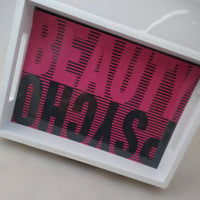 Kreatives Design des Schriftzugs 'BEAUTY PSYCHO' in einem modernen und grafischen Stil, präsentiert auf einem weißen Rahmen von easy-sticks.