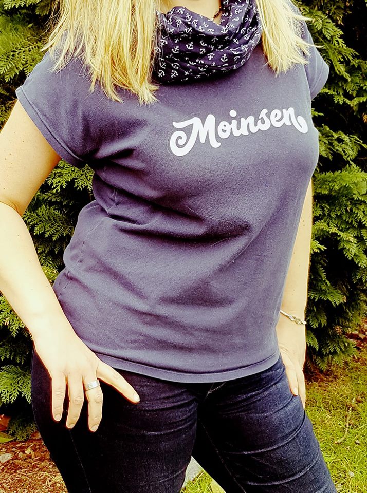 Begrüßung und Abschied Plotterdatei von Easy-Sticks auf einem modischen Shirt mit ansprechendem Logo.