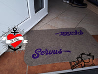 Begrüßung und Abschied Plotterdatei von Easy-Sticks auf einer eleganten Fußmatte mit stilvollem Schriftzug.