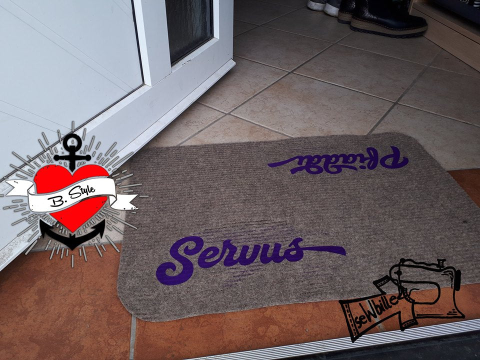 Begrüßung und Abschied Plotterdatei von Easy-Sticks auf einer eleganten Fußmatte mit stilvollem Schriftzug.