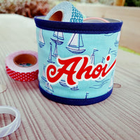 Begrüßung und Abschied Plotterdatei von Easy-Sticks auf einem farbenfrohen Behälter, dekoriert mit maritimen Designs.