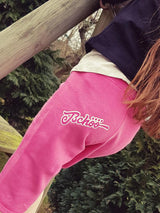 Begrüßung und Abschied Plotterdatei von Easy-Sticks auf pinker Hose mit kreativem Design.