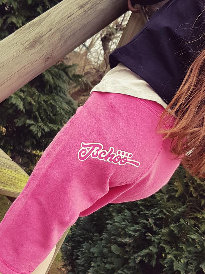 Begrüßung und Abschied Plotterdatei von Easy-Sticks auf pinker Hose mit kreativem Design.