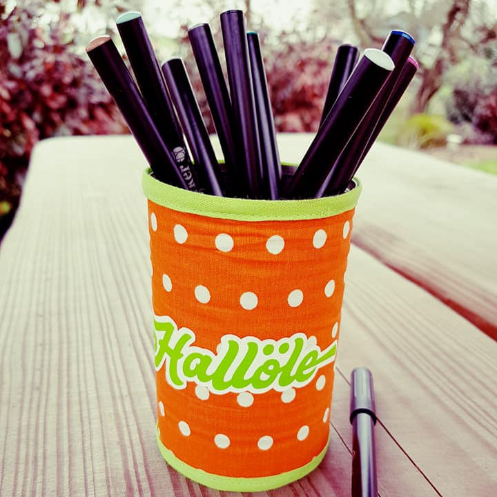 Ein bunter Stiftebehälter mit dem Schriftzug 'Hallöle', gestaltet für kreative Projekte mit der Plotterdatei 'Begrüßung und Abschied' von Easy-Sticks.