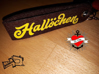 Ein braunes Schlüsselband mit dem eingestickten Wort 'Hallöchen' in gelber Schrift, inspiriert von der Plotterdatei 'Begrüßung und Abschied' von Easy-Sticks.