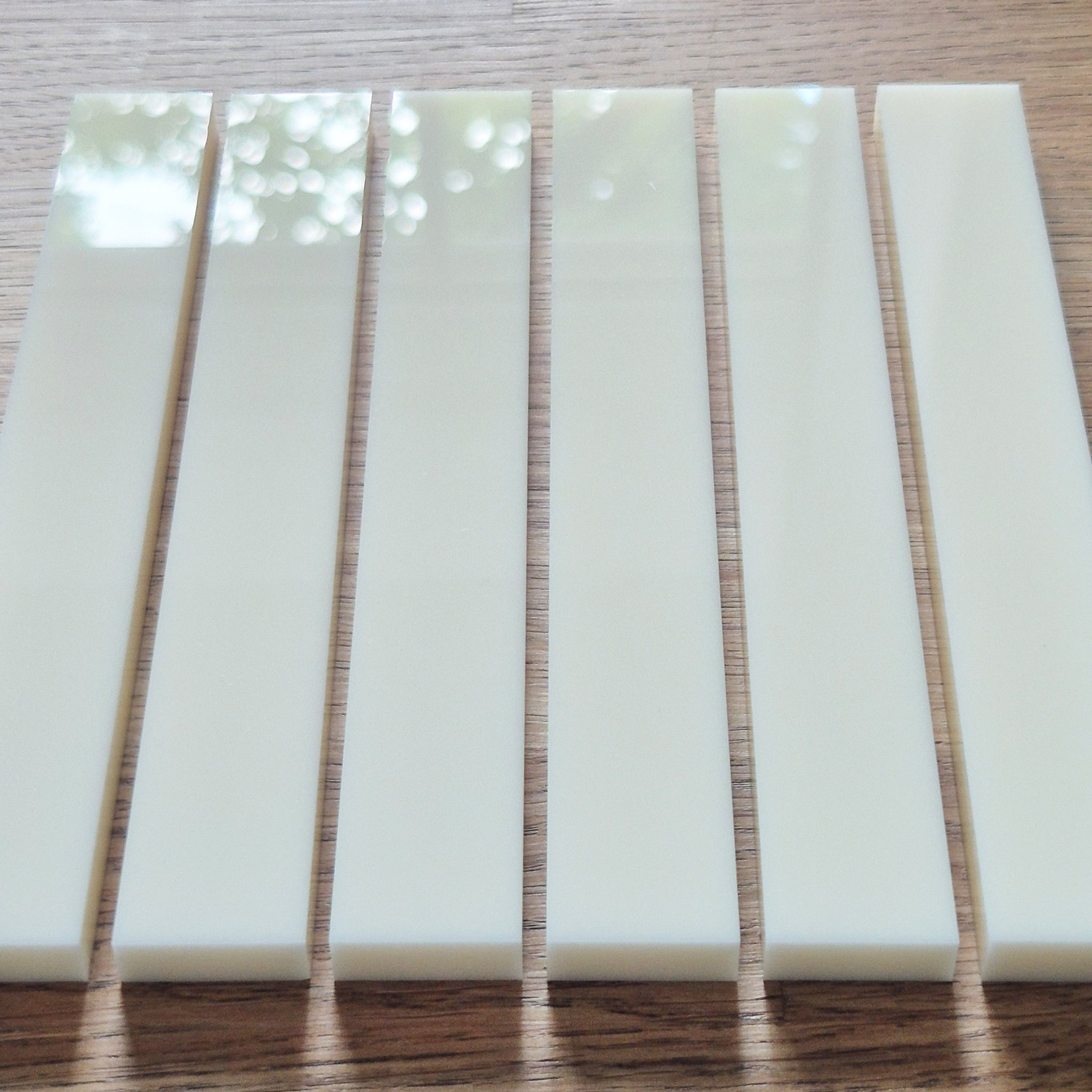 Zwei cremefarbene Easy-Sticks Acryl Creme von Easy-Sticks, 16 cm lang - Perfekt für kreative DIY-Projekte.