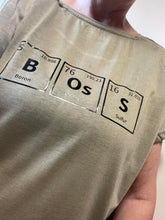 Lade das Bild in den Galerie-Viewer, Ein olivgrünes Shirt mit den chemischen Elementen B, Os, S für einen modernen Look. Gestaltet mit der Periodensystem Plotterdatei von easy-sticks.
