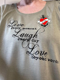 live-laugh-love Plotterdatei auf einem T-Shirt als Beispielbild für die Anwendung