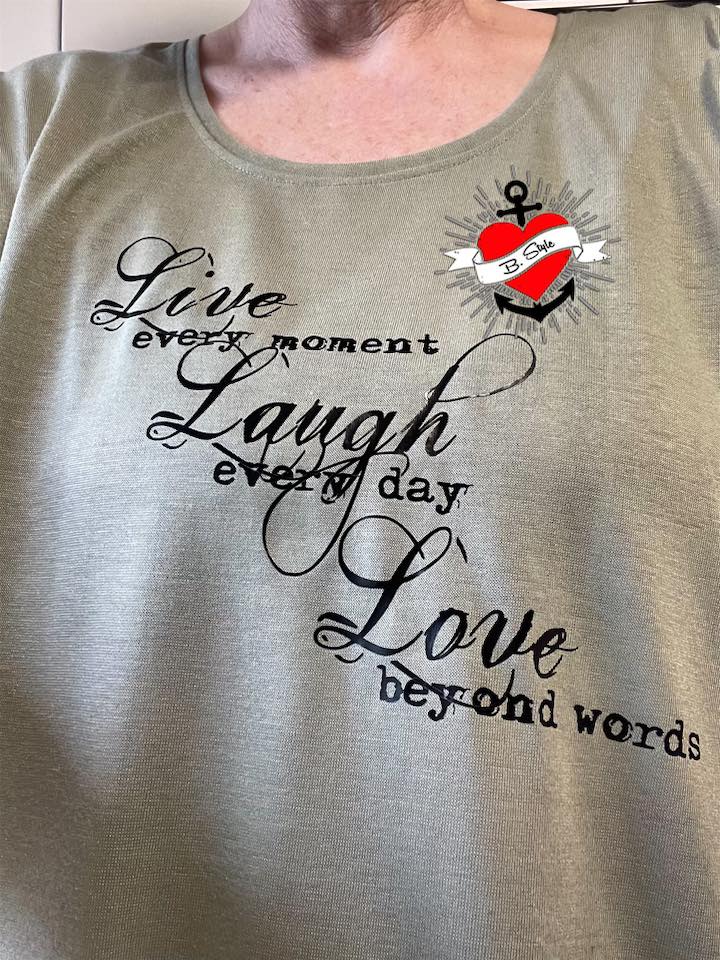 live-laugh-love Plotterdatei auf einem T-Shirt als Beispielbild für die Anwendung