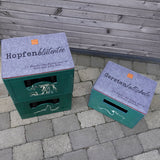 Dekorative Holzboxen mit lustigen Sprüchen zur Bieraufbewahrung, hergestellt aus stabilen Materialien. Ideal für Bierliebhaber, gestaltet mit der Bier Sprüche Laserdatei von easy-sticks.