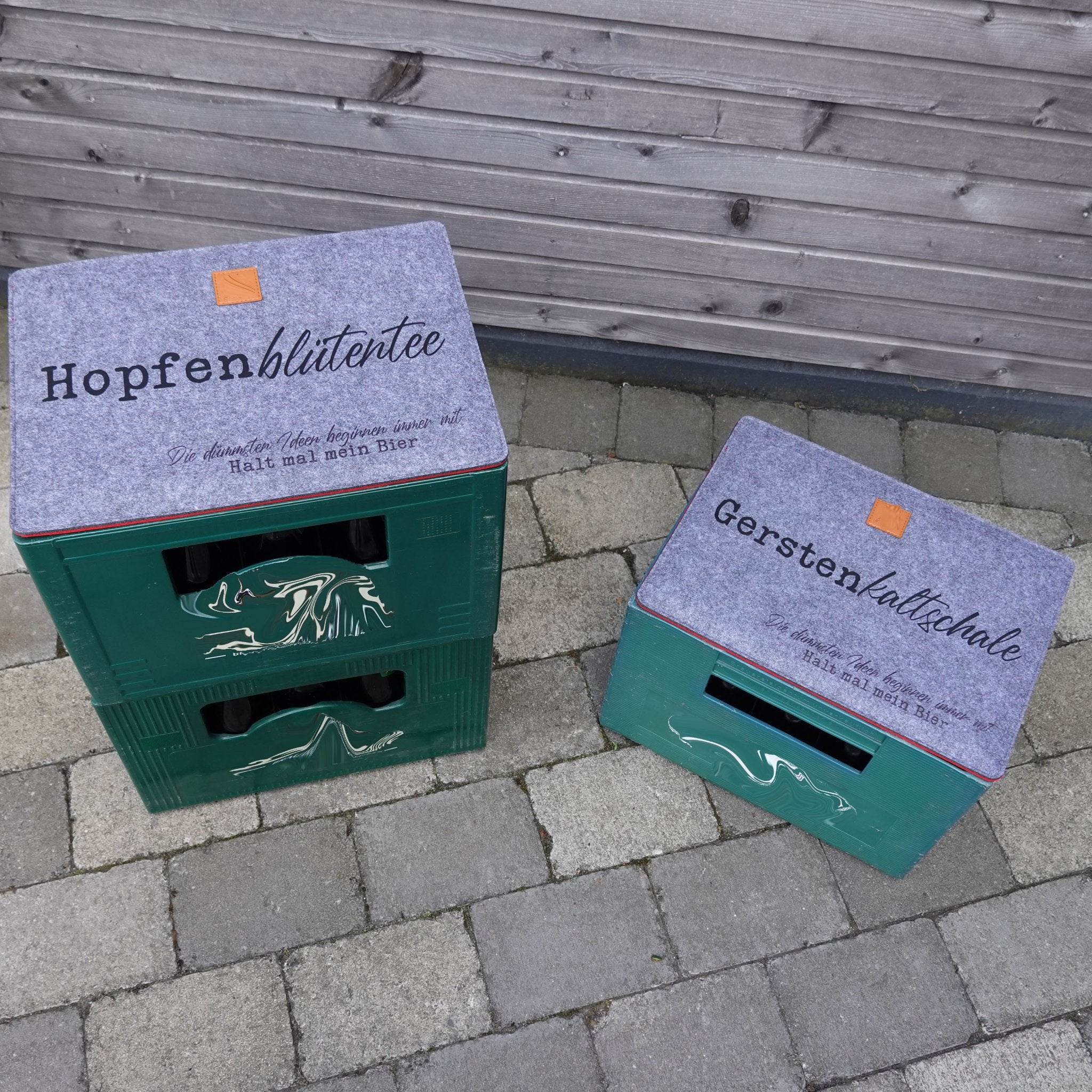 Dekorative Holzboxen mit lustigen Sprüchen zur Bieraufbewahrung, hergestellt aus stabilen Materialien. Ideal für Bierliebhaber, gestaltet mit der Bier Sprüche Laserdatei von easy-sticks.