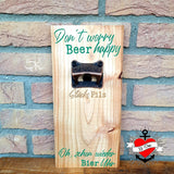 Holzständer mit Flaschenöffner und witzigem Aufdruck, ideal für Partys und Getränke-Events. Designt von easy-sticks mit der Bier Sprüche Laserdatei.