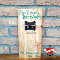 Holzständer mit Flaschenöffner und witzigem Aufdruck, ideal für Partys und Getränke-Events. Designt von easy-sticks mit der Bier Sprüche Laserdatei.