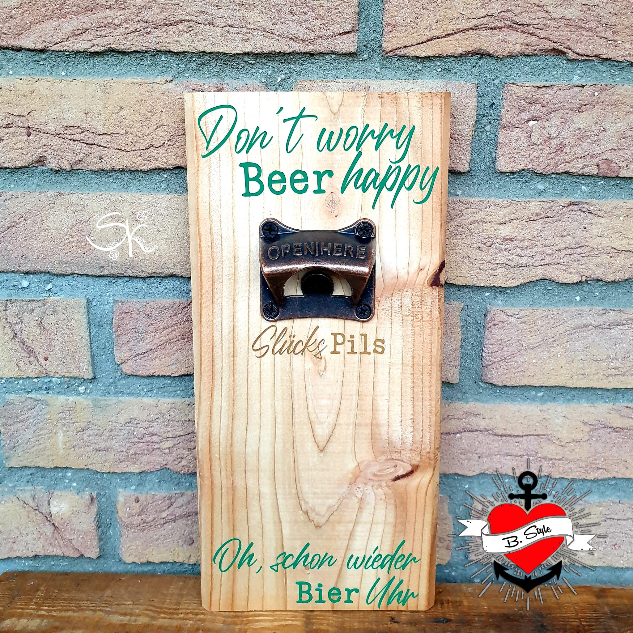 Holzständer mit Flaschenöffner und witzigem Aufdruck, ideal für Partys und Getränke-Events. Designt von easy-sticks mit der Bier Sprüche Laserdatei.