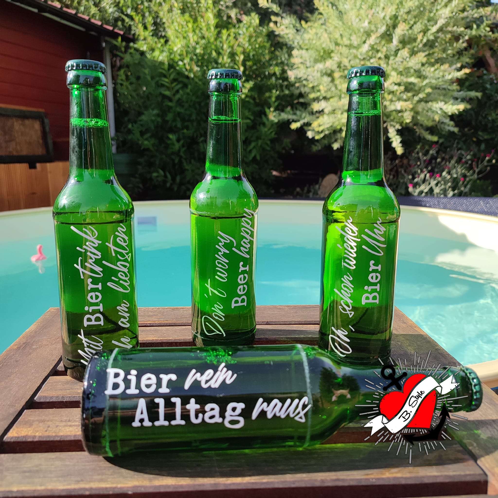 Grüne Bierflaschen am Pool mit witzigen Sprüchen, perfekte Deko für Partys. Gefertigt mit der Bier Sprüche Laserdatei von easy-sticks.