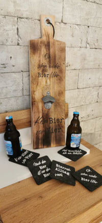 Wandhalterung für Bierflaschen aus Holz mit eingravierten Sprüchen und einem Brauuntersetzer-Set, ein originelles Produkt von easy-sticks, inspiriert durch die Bier Sprüche Laserdatei.