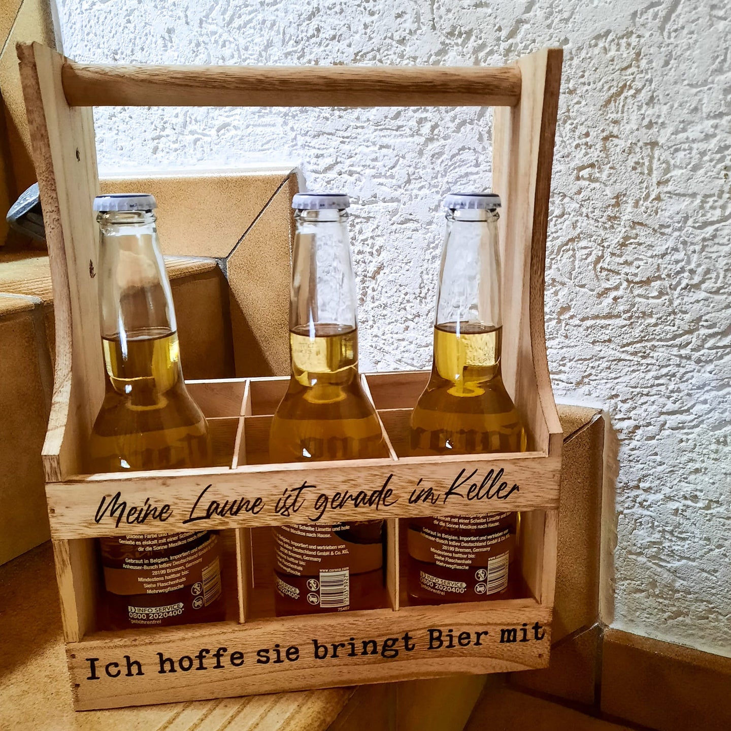Holzträger mit drei Flaschen, beschriftet mit humorvollen Bier-Sprüchen, perfekt für kreative Projekte von easy-sticks, inspiriert von der Bier Sprüche Laserdatei.