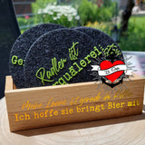 Kreatives Set von Bieruntersetzern mit humorvollem Aufdruck, präsentiert in einem Holzhalter. Ideal für gesellige Abende, entworfen von easy-sticks mit der Bier Sprüche Laserdatei.