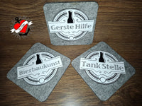 Bieretiketten, Plotterschriftzug Tank Stelle, Gerste Hilfe und Bierbaukunst auf je einem Untersetzter