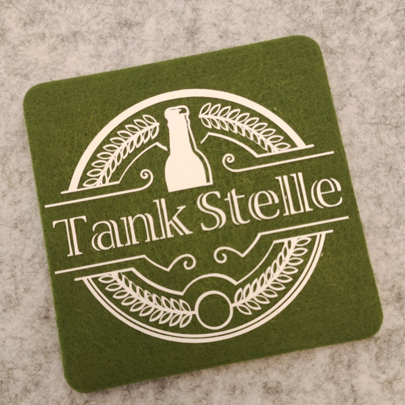 Bieretiketten, Plotterschriftzug Tank Stelle auf einem Untersetzter