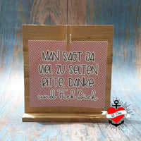 Dekoration mit dem Satz "MAN SAGT JA VIEL ZU SELTEN BITTE. DANKE." von easy-sticks auf einer Holzaufsteller, kreative Inspiration für Heimprojekte.