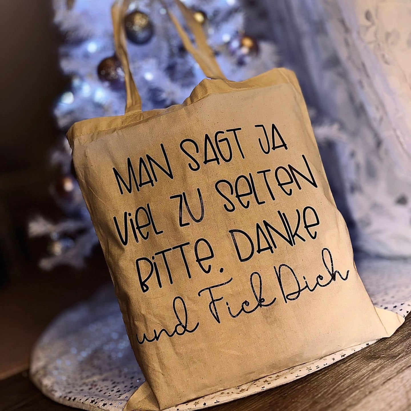 Tragetasche mit dem Spruch "MAN SAGT JA VIEL ZU SELTEN BITTE. DANKE." von easy-sticks, ideal für persönliche Geschenke.