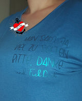 Blaues T-Shirt mit dem Aufdruck "MAN SAGT JA VIEL ZU SELTEN BITTE. DANKE." – Ein kreatives Design von easy-sticks, ideal für persönliche Ausdrucksprojekte.