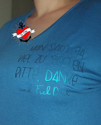 Blaues T-Shirt mit dem Aufdruck "MAN SAGT JA VIEL ZU SELTEN BITTE. DANKE." – Ein kreatives Design von easy-sticks, ideal für persönliche Ausdrucksprojekte.