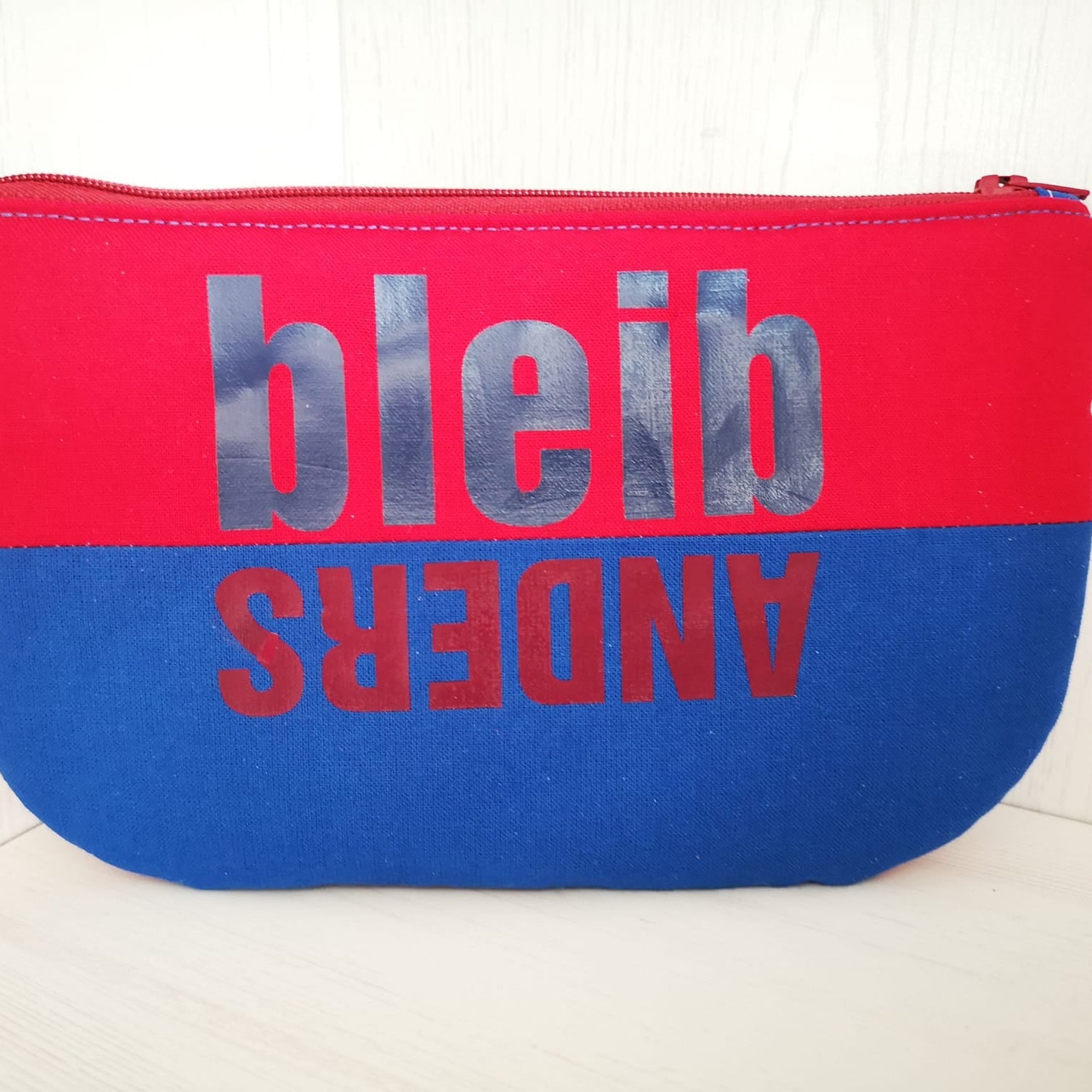 Praktisches Etui mit dem Schriftzug 'bleib ANDERS' in leuchtenden Farben von easy-sticks. Ideal für kreative Aufbewahrungslösungen.