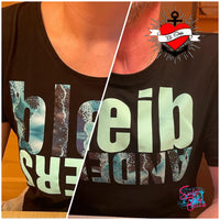 Trendiges T-Shirt mit dem Aufdruck 'bleib ANDERS' in farbenfrohem Design von easy-sticks. Ein Must-Have für jeden Stilbewussten.