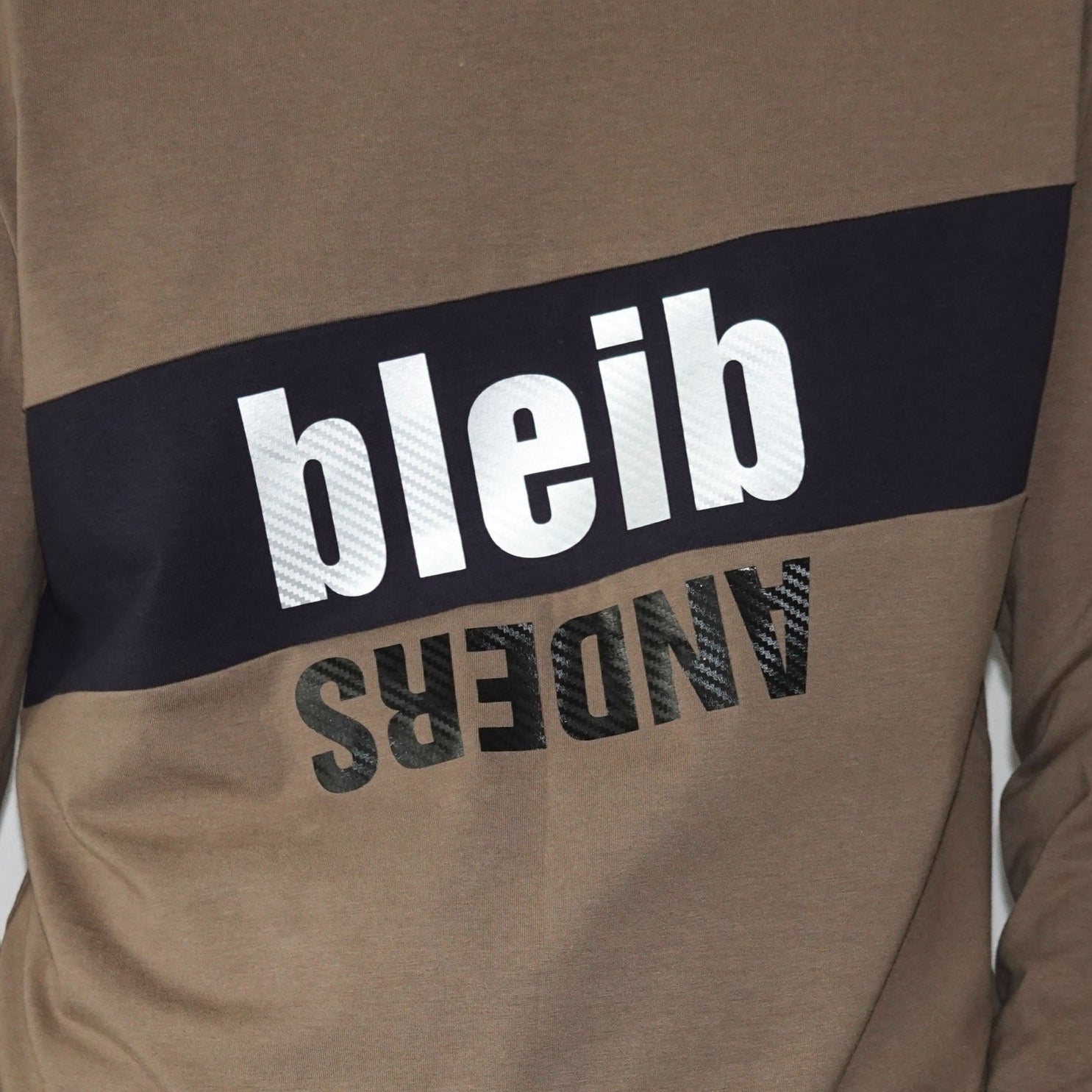 Stylisches Langarmshirt mit dem Aufdruck 'bleib ANDERS' von easy-sticks. Ideal für kreative Projekte und individuelle Ausdrucksweise.