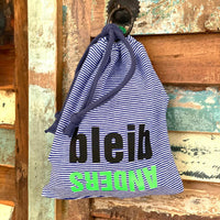 Bunte Tasche mit dem Aufdruck "bleib ANDERS" von easy-sticks, ideal für kreative DIY-Projekte.