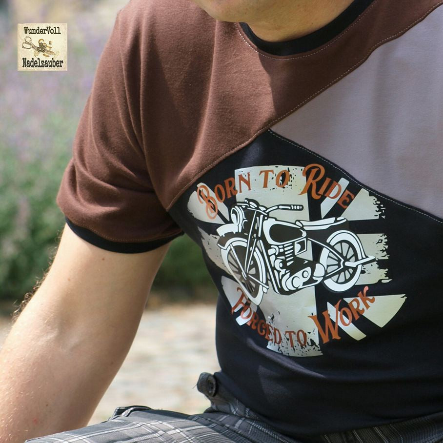 Mann trägt ein braunes und schwarzes T-Shirt mit dem Aufdruck 'Born to Ride - Forget to Work' und einem Motorrad-Design, kreiert von Easy-Sticks.