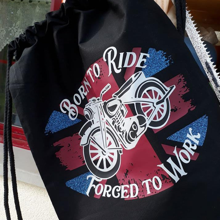 Schwarze Sporttasche mit dem auffälligen Aufdruck 'Born to Ride - Forget to Work' und einem stilisierten Motorrad, entworfen von Easy-Sticks.