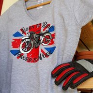 Graues T-Shirt mit dem Aufdruck 'Born to Ride - Forget to Work' und einem klassischen Motorrad-Design, ideal für kreative Projekte von Easy-Sticks.