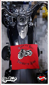 Biker Kissenbezug mit dem Design 'Born to Ride - Forged to Work' auf einem Motorrad, kreiert von Easy-Sticks, ideal für Motorradliebhaber.