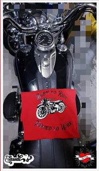 Biker Kissenbezug mit dem Design 'Born to Ride - Forged to Work' auf einem Motorrad, kreiert von Easy-Sticks, ideal für Motorradliebhaber.