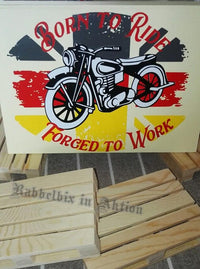 Motorrad-Grafik mit dem Text "Born to Ride - Forced to Work" auf einem Holzschild, umgeben von bearbeiteten Holzstücken. Entworfen von Easy-Sticks für kreative Plotterprojekte.